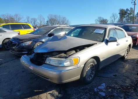 2000 Lincoln Town Car Signature z USA, uszkodzony, nr VIN 1LNHM82W1YY832463